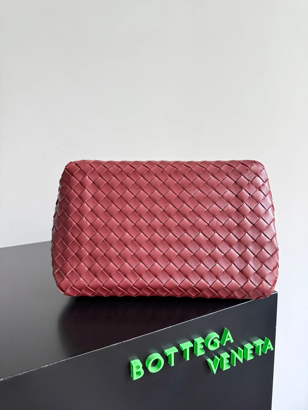 Batch 2660 24 early autumn new model Andiamo Parachute woven leather is made of folded stitching at the four corners # Craftsmanship and creativity. The large size is atmospheric and practical. One of the must-selects for BV. It has a large space, can hold a computer, the shoulder strap is thick, and the upper shoulder is very comfortable. The large parachute upper body is real shot and can be carried on the back. The upper body is versatile and cute☺️ Style number: 796571 Size: 30*26*20cm